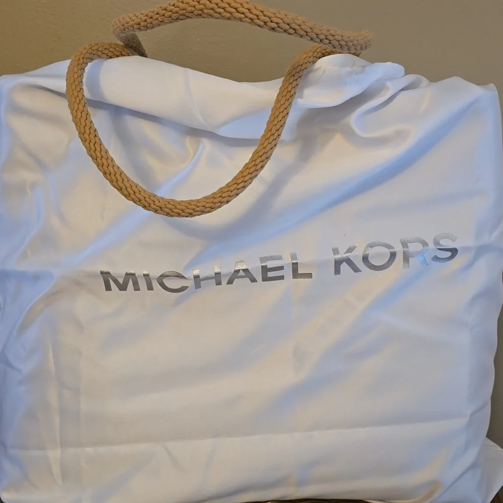 Michael Kors Isla Shoulder Tote, Handbag NWT - Picture 8 of 8